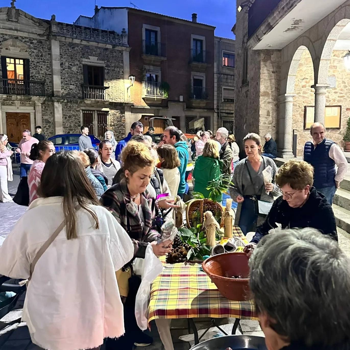 El II Festival de la Chaquetía acoge a cientos de caurienses en apoyo a AFA