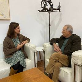Reunión de Almudena Domingo con el acalde de Valverde del Fresno.