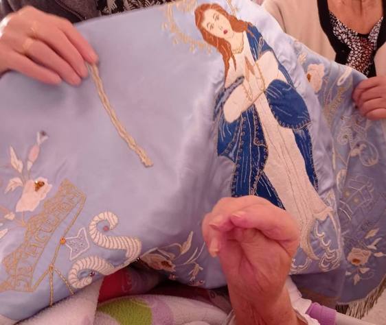 El estandarte de la Inmaculada de Torrejoncillo visita a los mayores