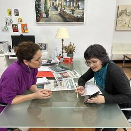 La alcaldesa y la técnico del a biblioteca.