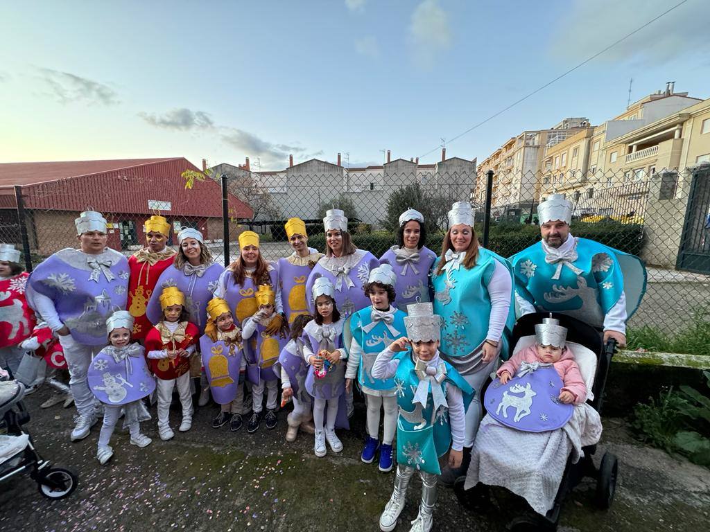 Cientos de caurienses acogen a los Reyes Magos en su llegada a Coria