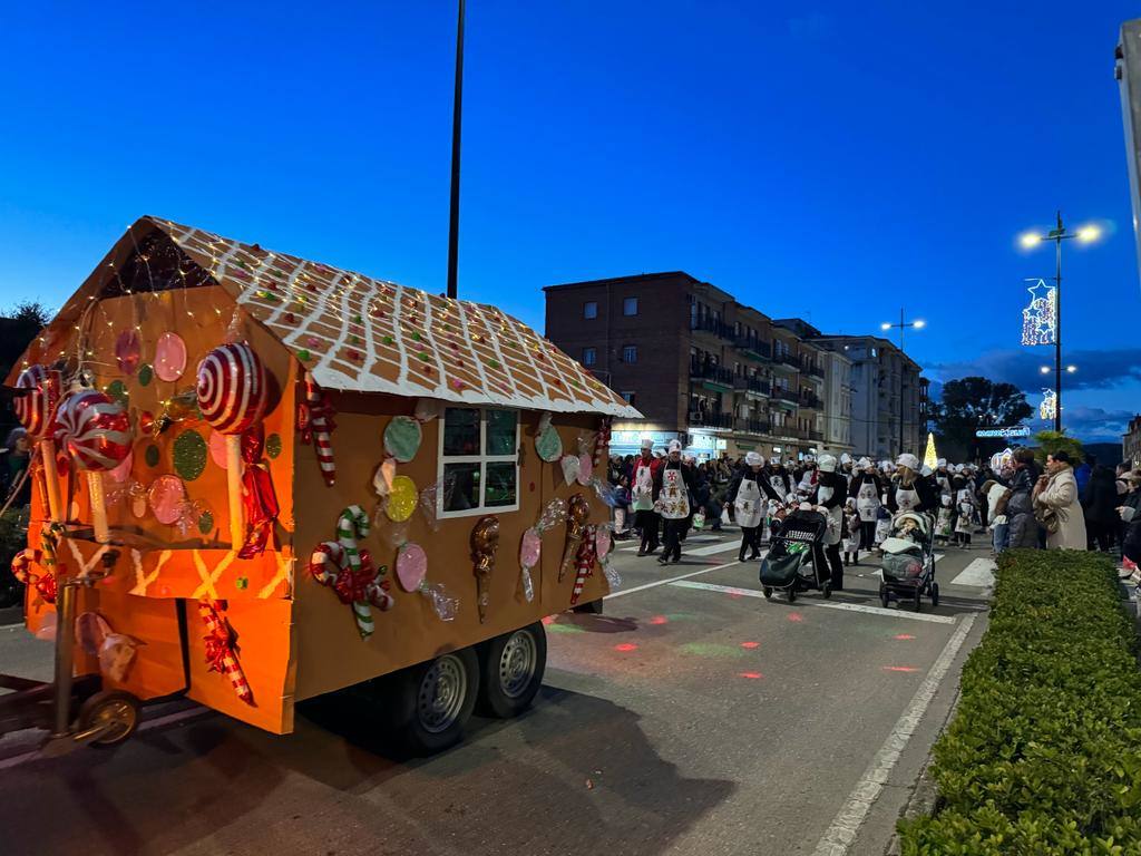 Cientos de caurienses acogen a los Reyes Magos en su llegada a Coria
