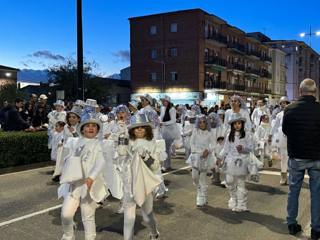Cientos de caurienses acogen a los Reyes Magos en su llegada a Coria