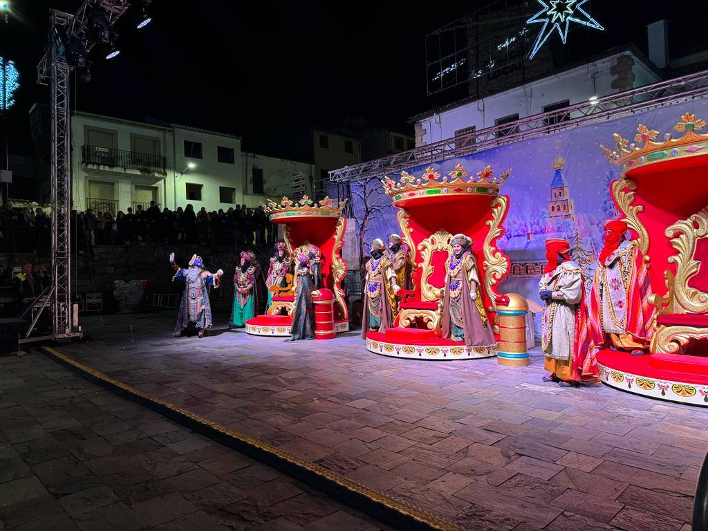 Cientos de caurienses acogen a los Reyes Magos en su llegada a Coria