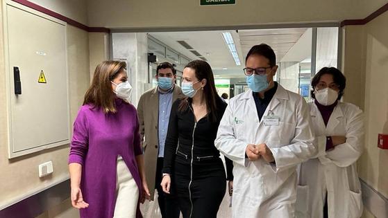 Coria traslada las necesidades del hospital a la Consejera de Salud y Servicios Sociales