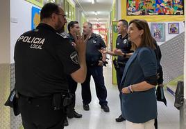 Policía Local de Coria y la alcaldesa.