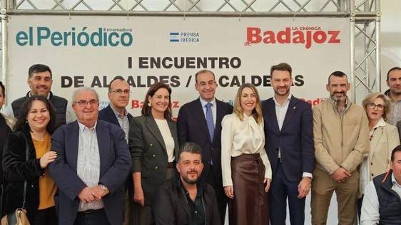 La alcaldesa de Coria asiste al I Encuentro de alcaldes de Extremadura celebrado en Mérida