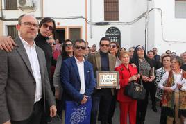 Emilio de Justo con la placa de la Calle Coria.