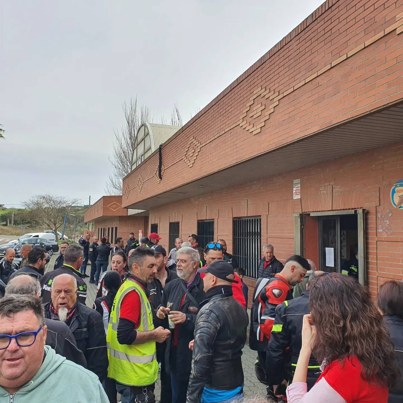 Ambientazo en la primera salida del año de la Peña Motera Esperando