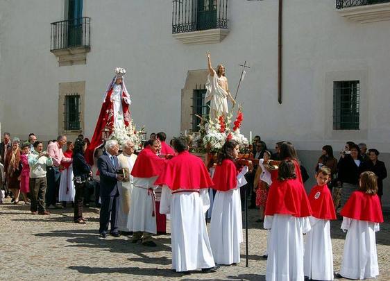 En la mañana del Domingo de Resurrección, el júbilo y la alegría se desbordan en este día de Victoria