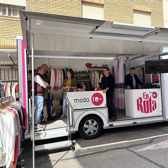 El mercadillo semanal de los jueves cuenta con la tienda móvil Moda-Re de Cáritas