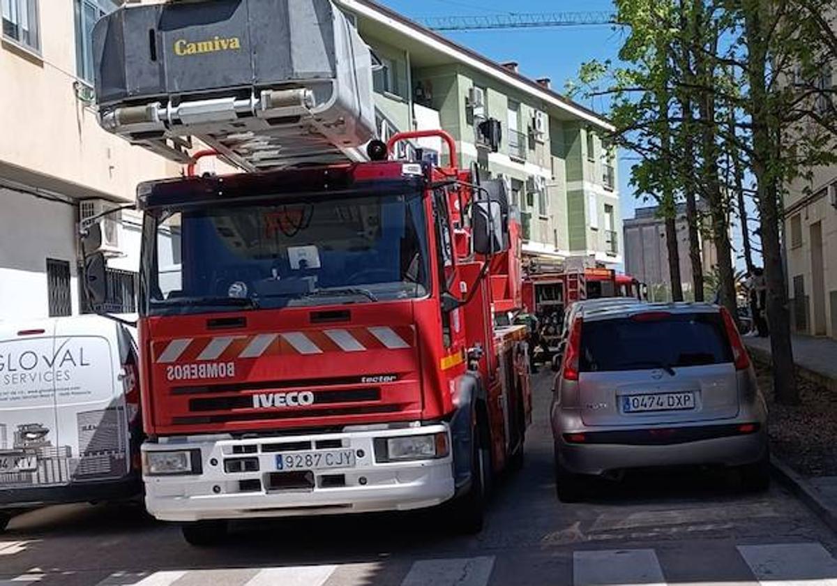 Camiones de bomberos en la calle Alhambra.