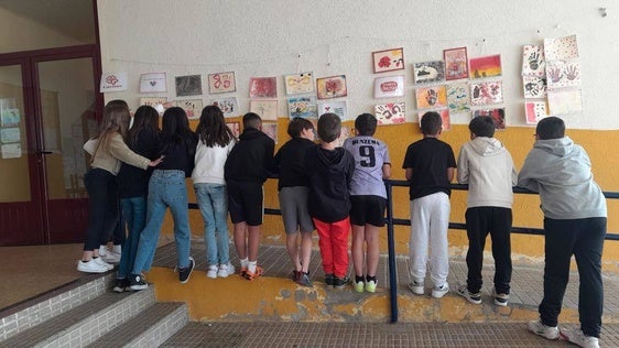 Llega la exposición «Príngate con Caritas» a los pueblos del arciprestazgo de Cáritas de Coria