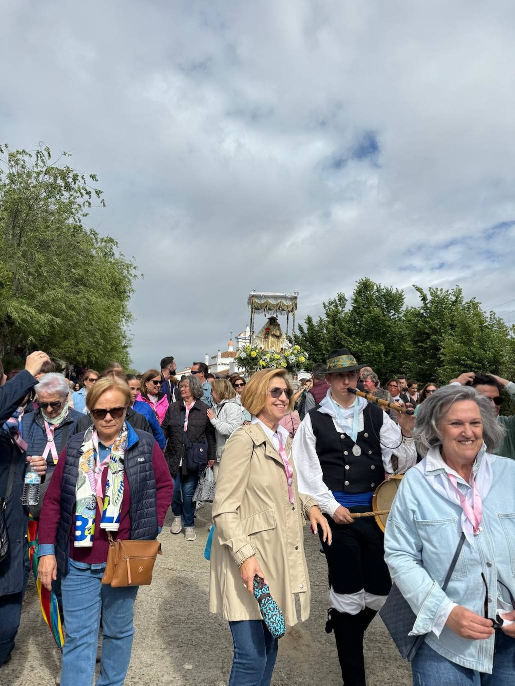 Miles de caurienses reciben a la Morenita en su llegada a Coria