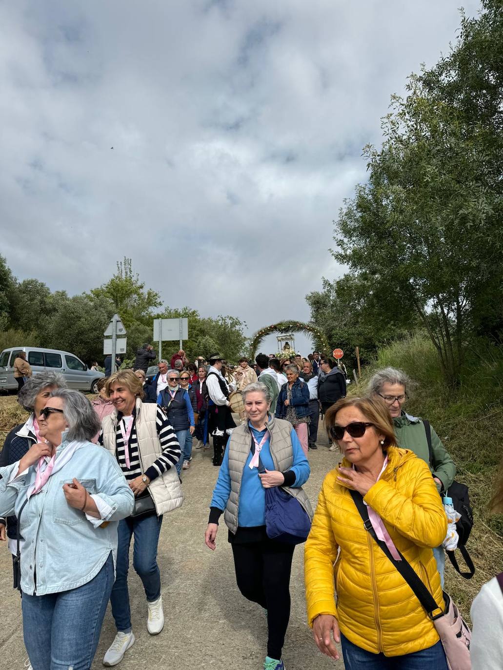 Miles de caurienses reciben a la Morenita en su llegada a Coria