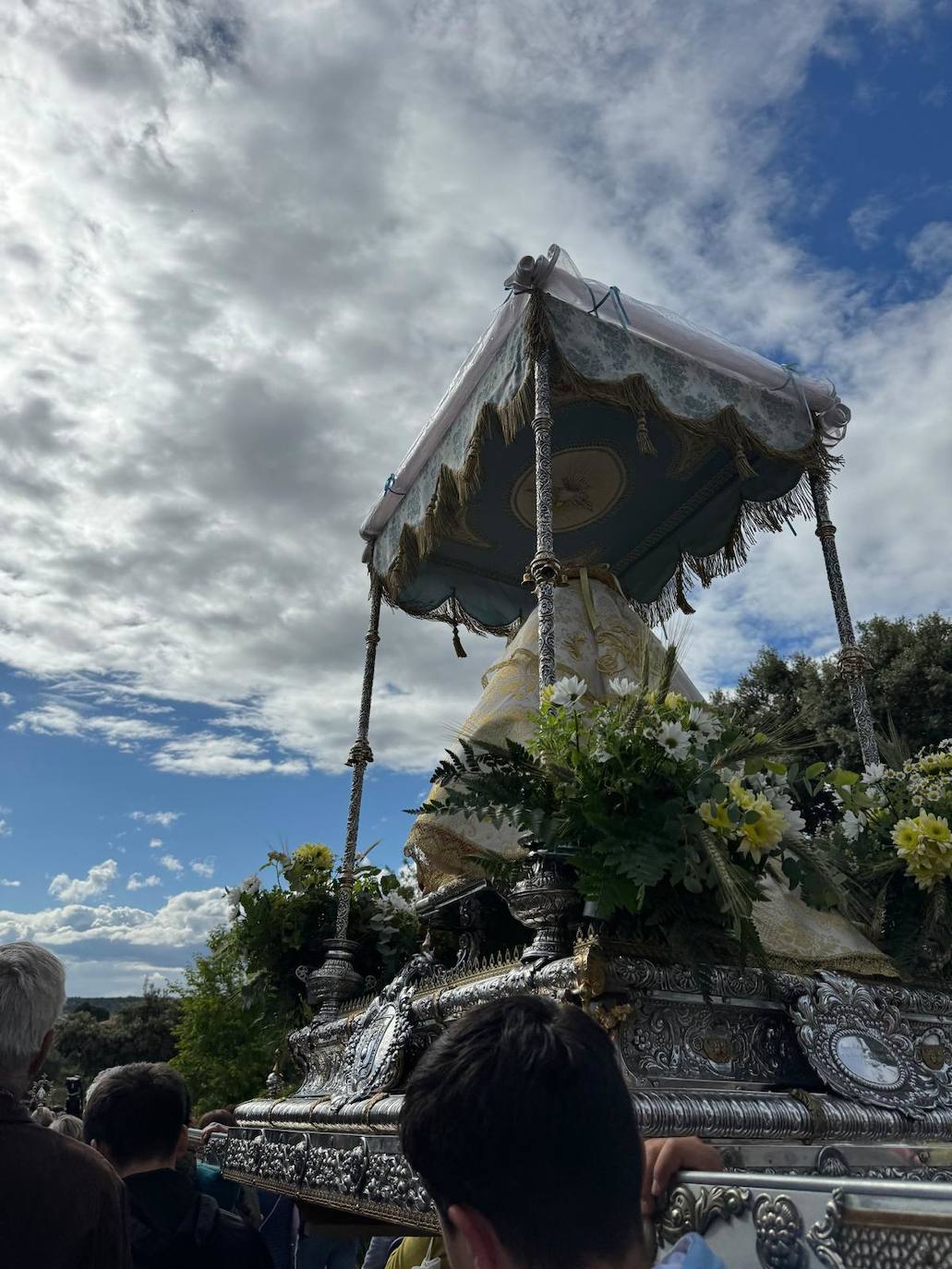 Miles de caurienses reciben a la Morenita en su llegada a Coria