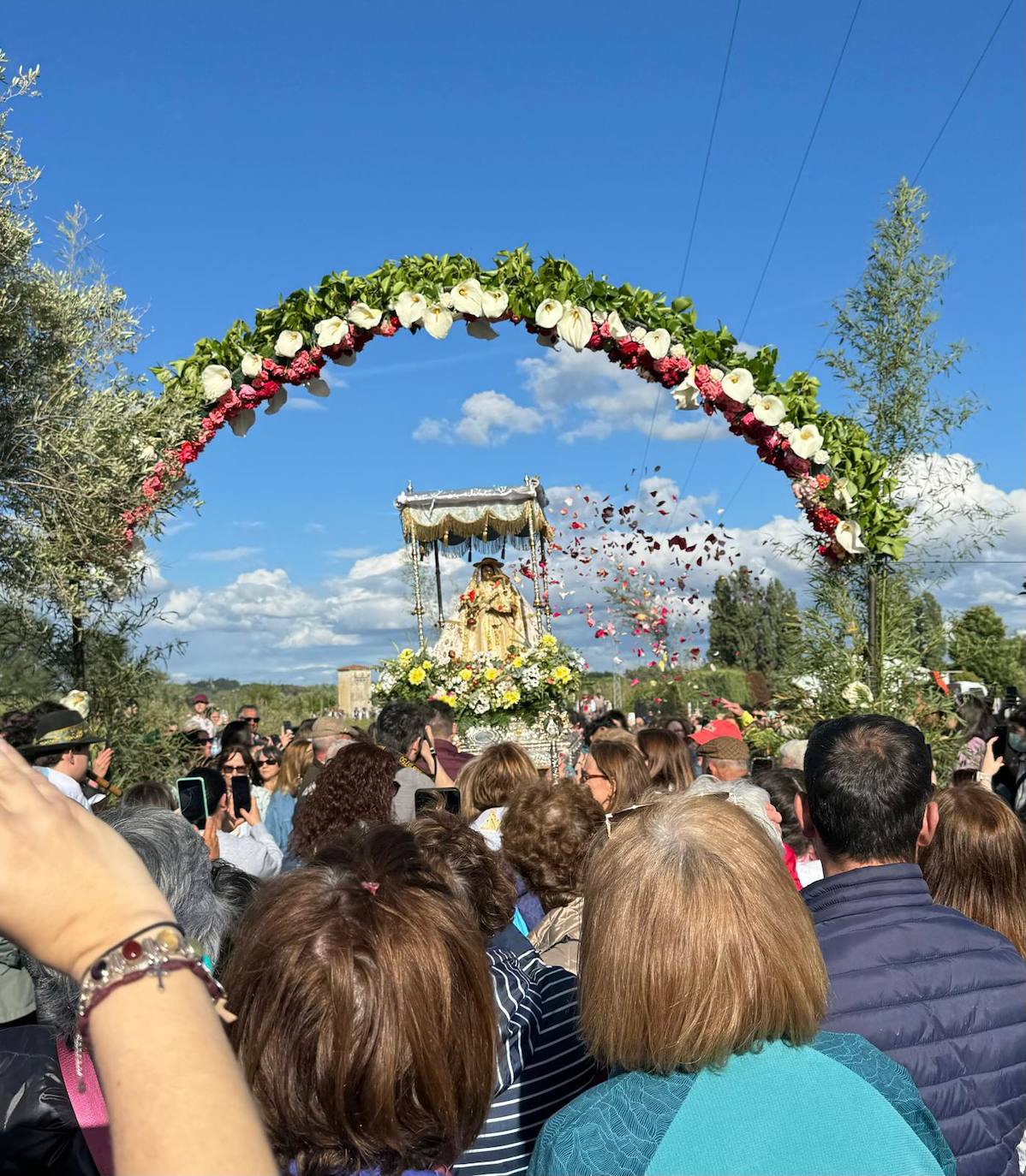 Miles de caurienses reciben a la Morenita en su llegada a Coria