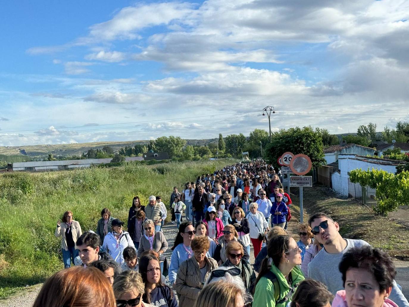 Miles de caurienses reciben a la Morenita en su llegada a Coria