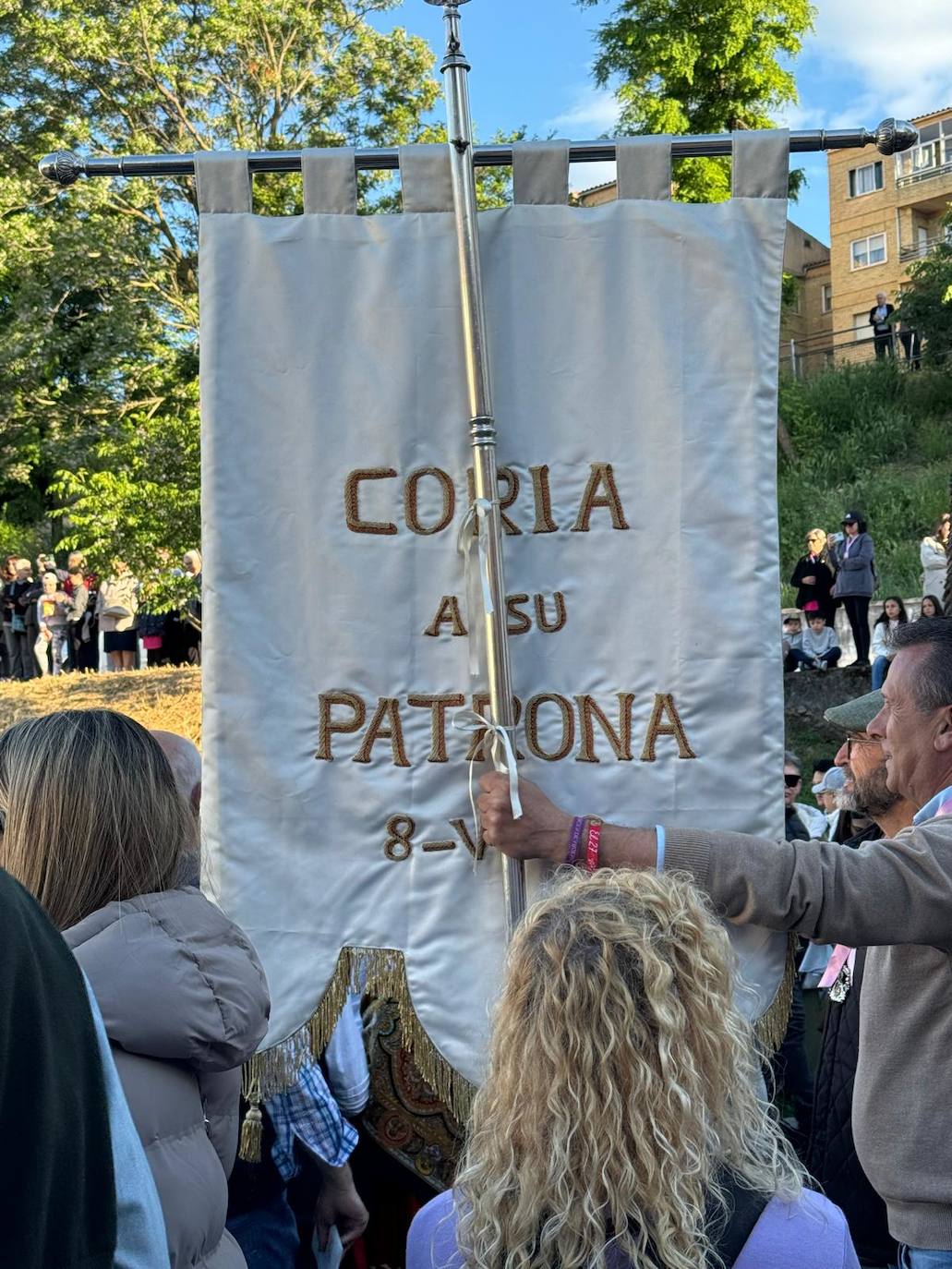 Miles de caurienses reciben a la Morenita en su llegada a Coria