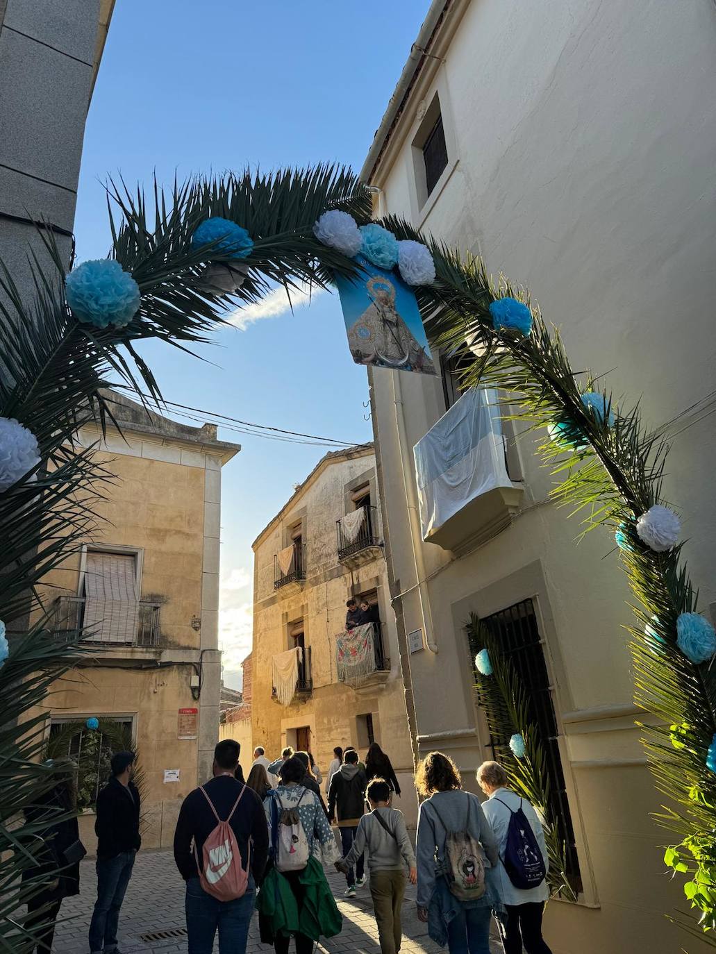 Miles de caurienses reciben a la Morenita en su llegada a Coria