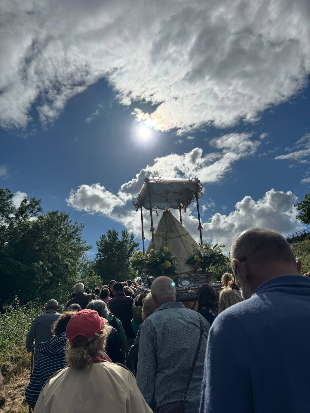 Miles de caurienses reciben a la Morenita en su llegada a Coria