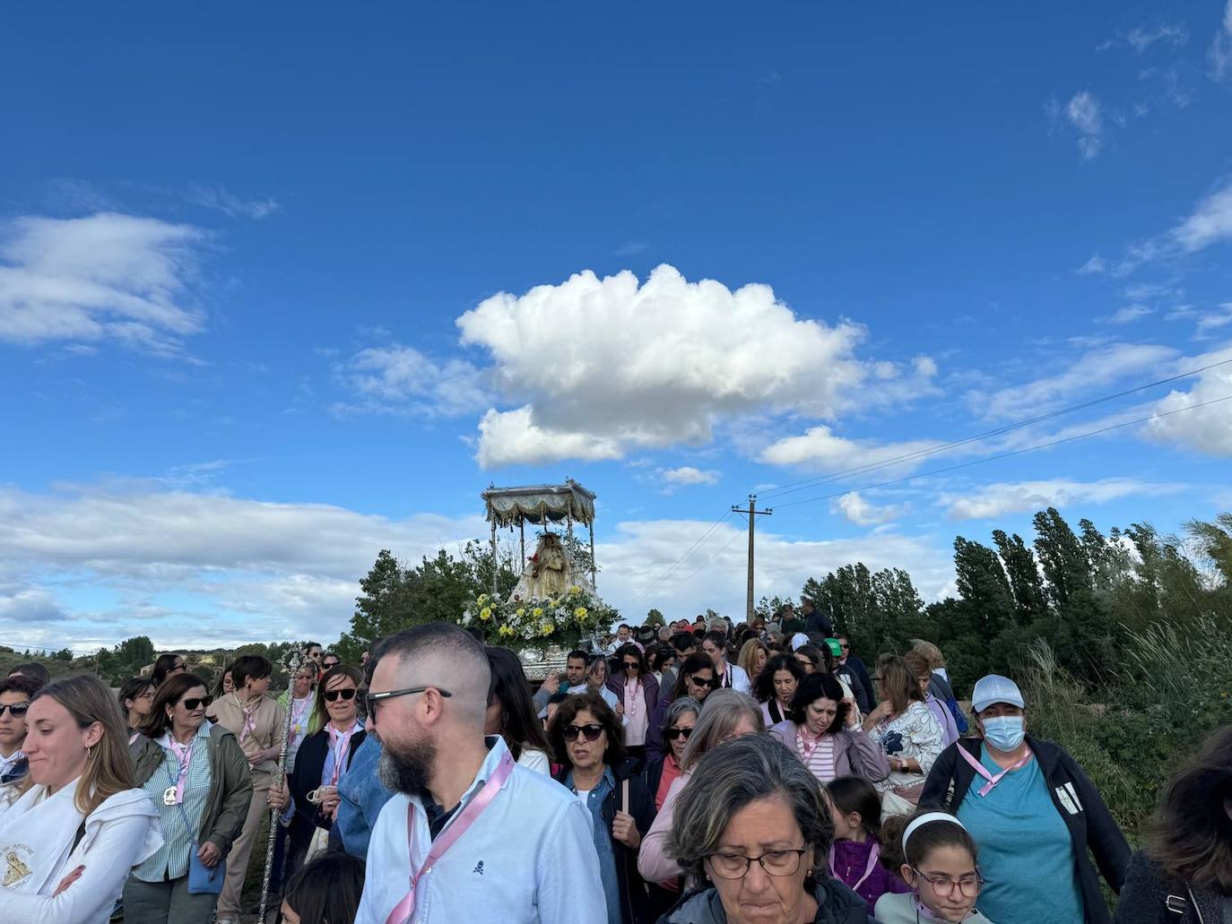 Miles de caurienses reciben a la Morenita en su llegada a Coria