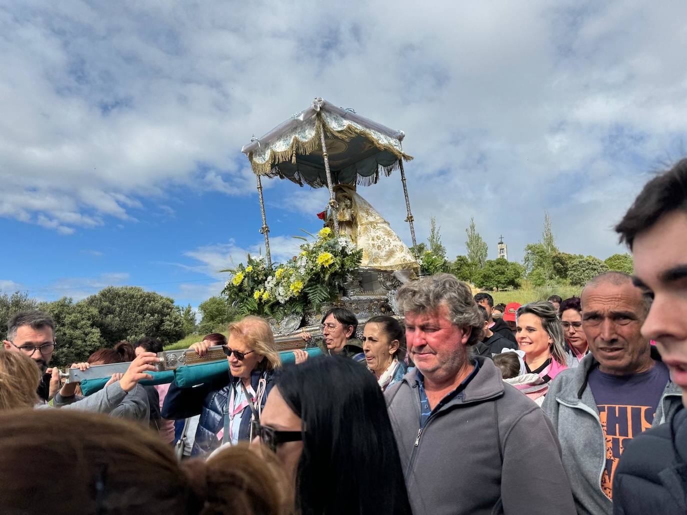 Miles de caurienses reciben a la Morenita en su llegada a Coria