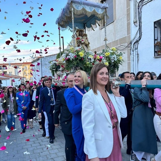 Miles de caurienses reciben a la Morenita en su llegada a Coria