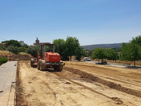 Inician las obras de la nueva zona de aparcamiento en la calle de los Carros de Coria