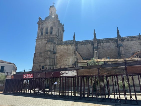 Continúa el montaje del vallado para San Juan 2024