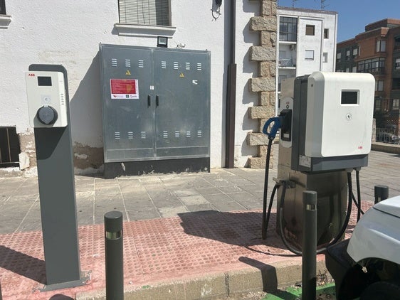 El punto de recarga para vehículos eléctricos de Coria ha sido activado
