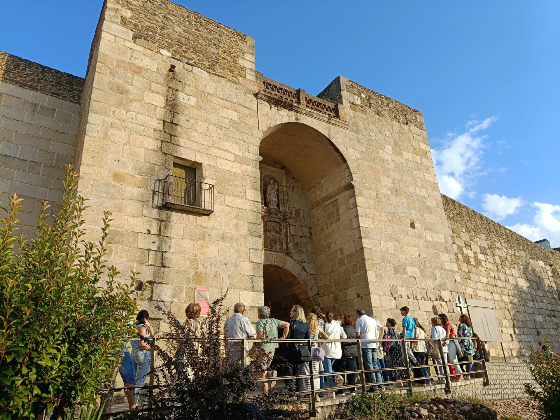 Éxito de la ruta «Caminando por el Recuerdo» en Coria