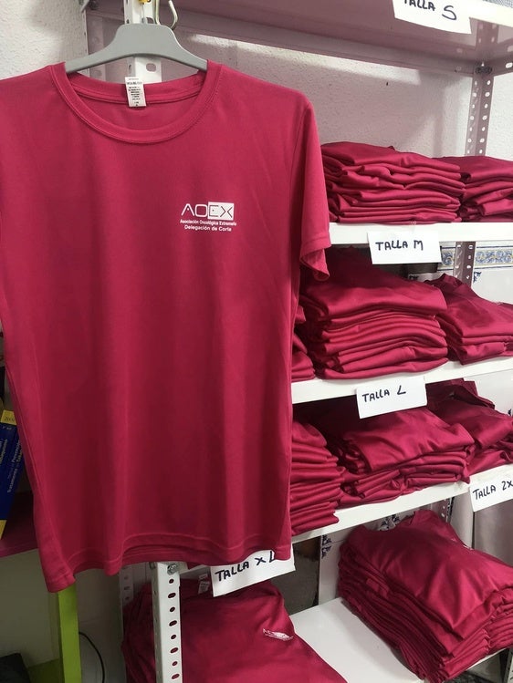 AOEX Coria lanza el merchandising de la IX Marcha Rosa en apoyo a la lucha contra el cáncer de mama