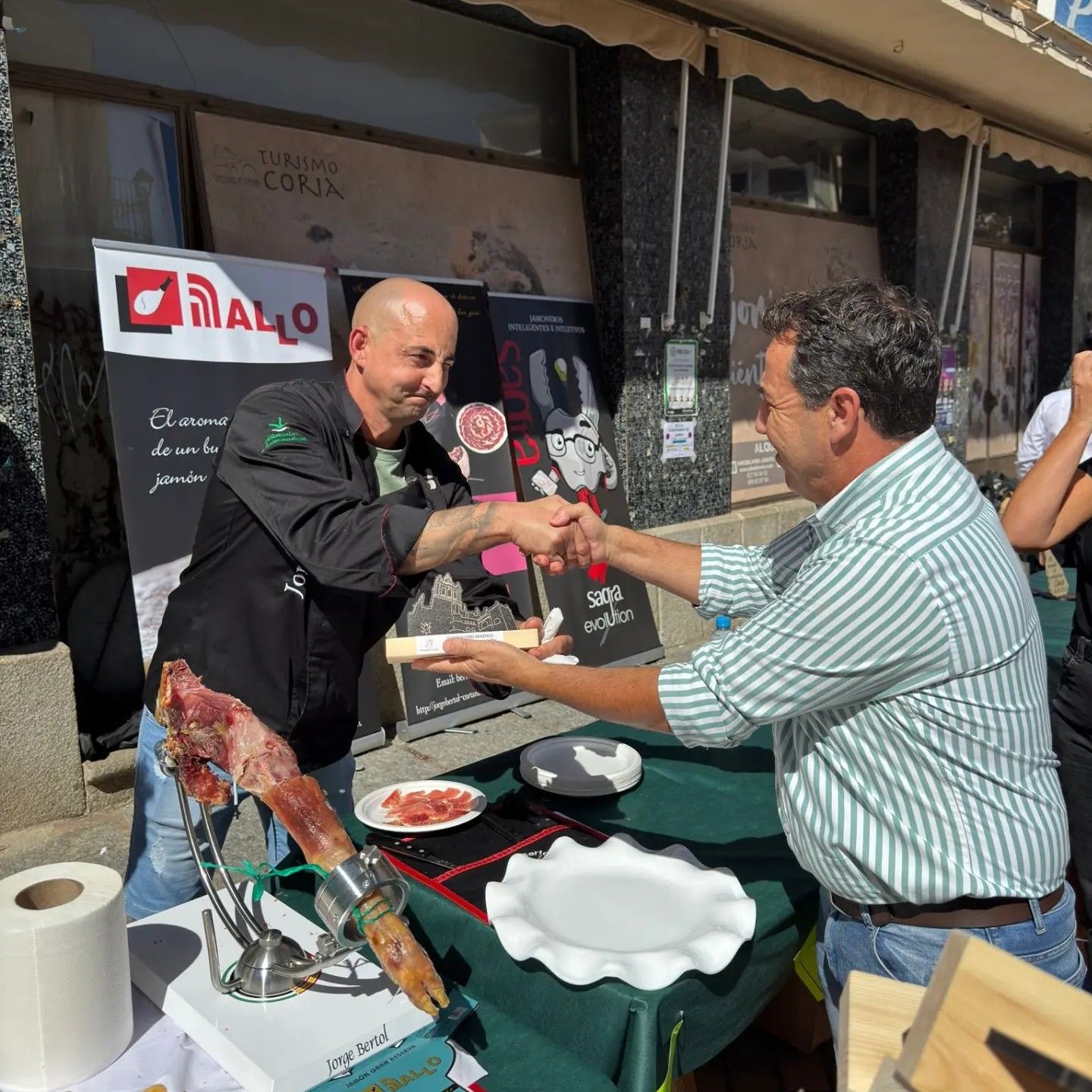 Éxito del IV Encuentro de Cortadores de Jamón a Beneficio de AXPAY celebrado en Coria