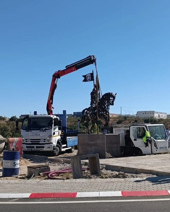 Instalación de la escultura.
