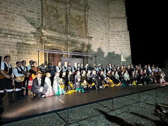 Homenaje a Pilar Boceta, artesana del picao, por parte de Coros y Danzas de Coria