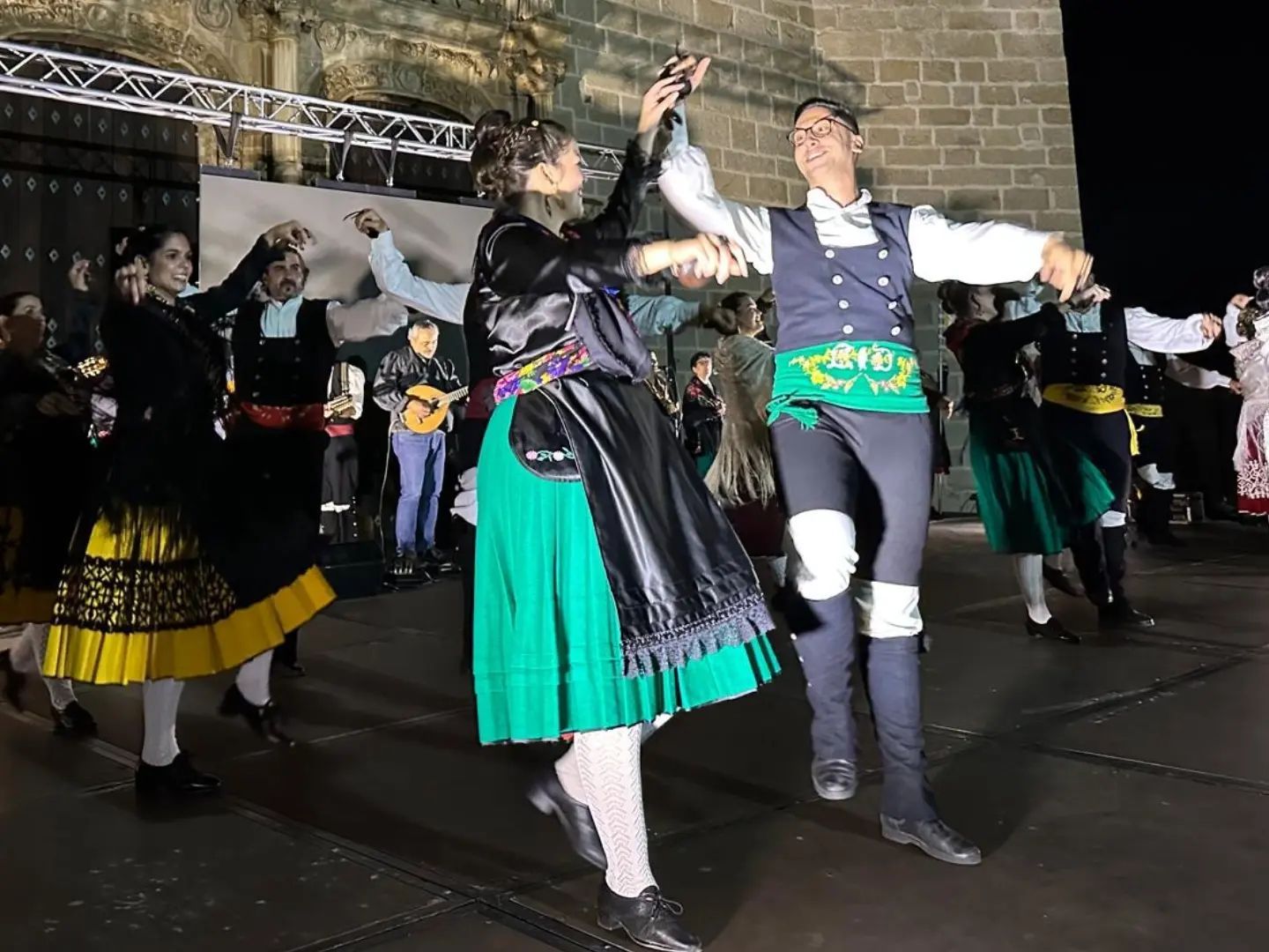 Homenaje a Pilar Boceta, artesana del picao, por parte de Coros y Danzas de Coria