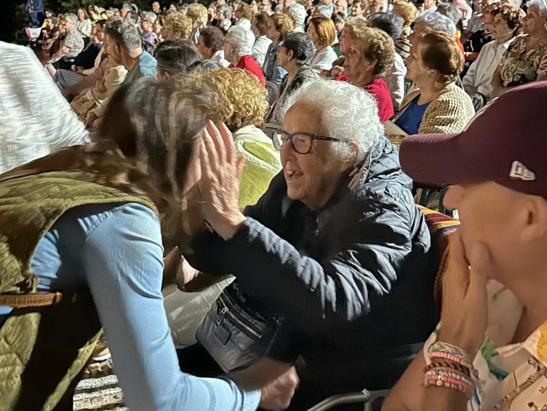 Homenaje a Pilar Boceta, artesana del picao, por parte de Coros y Danzas de Coria