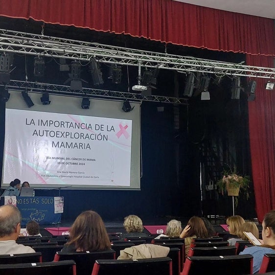 Coria acoge una charla sobre la importancia de la autoexploración mamaria para la detección precoz del cáncer de mama