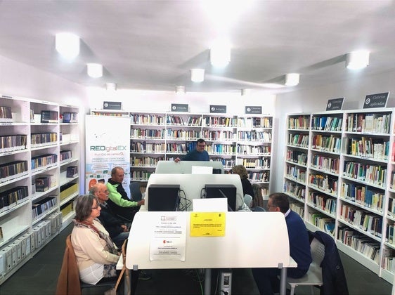 Comienza en la Biblioteca Municipal de Coria el curso de competencias digitales para adultos