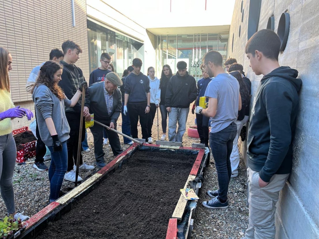 El IES Caurium de Coria inaugura un huerto escolar en colaboración con el proyecto intergeneracional