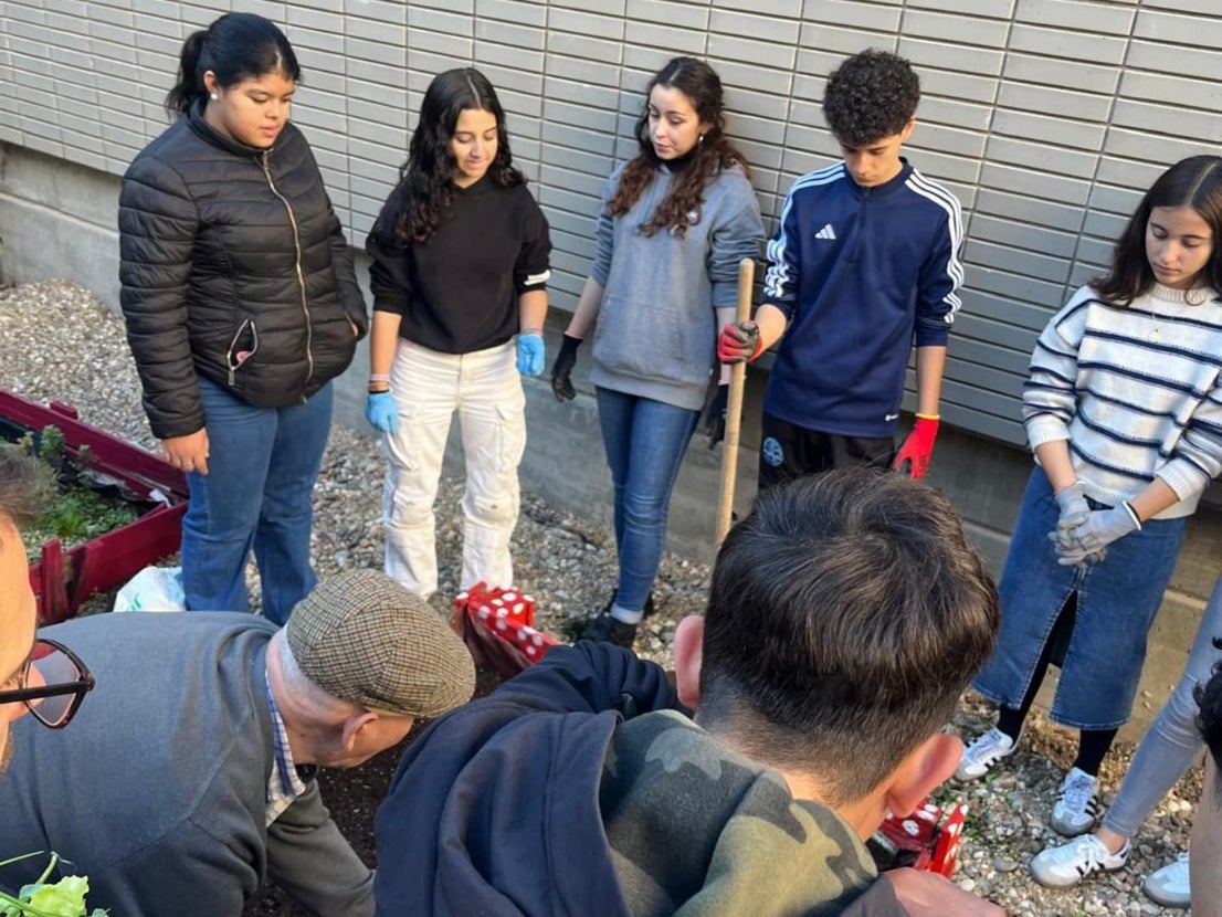 El IES Caurium de Coria inaugura un huerto escolar en colaboración con el proyecto intergeneracional