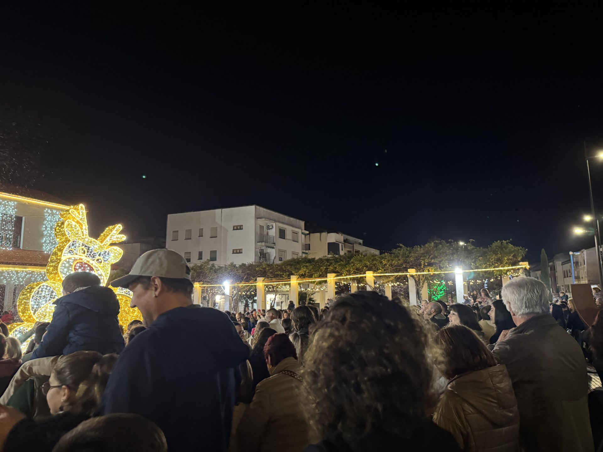 Coria da la bienvenida a la Navidad con un multitudinario encendido de luces