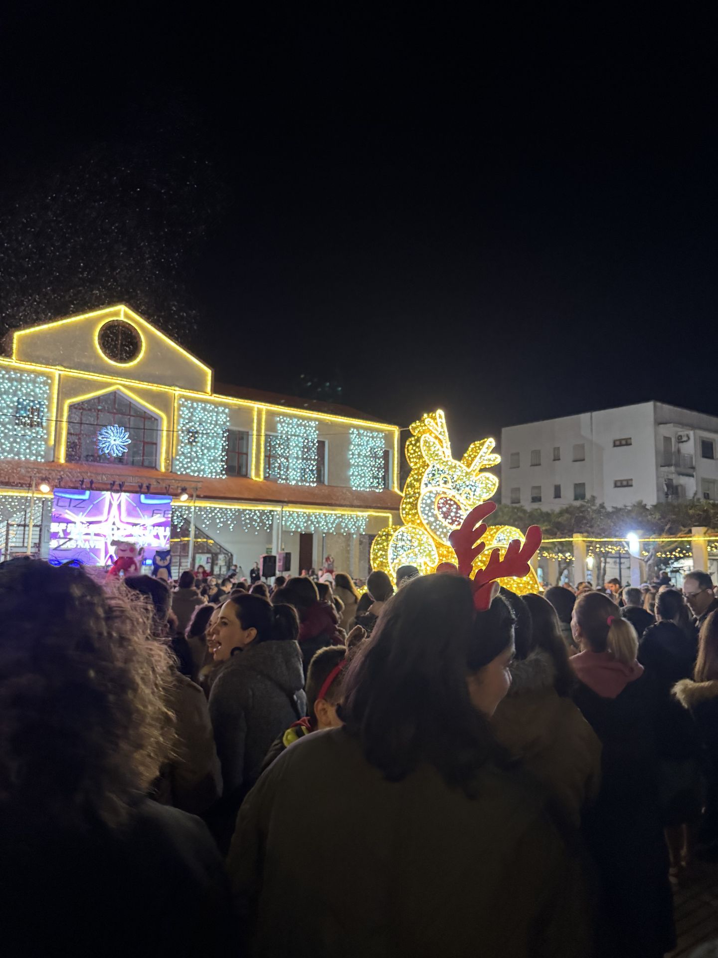Coria da la bienvenida a la Navidad con un multitudinario encendido de luces