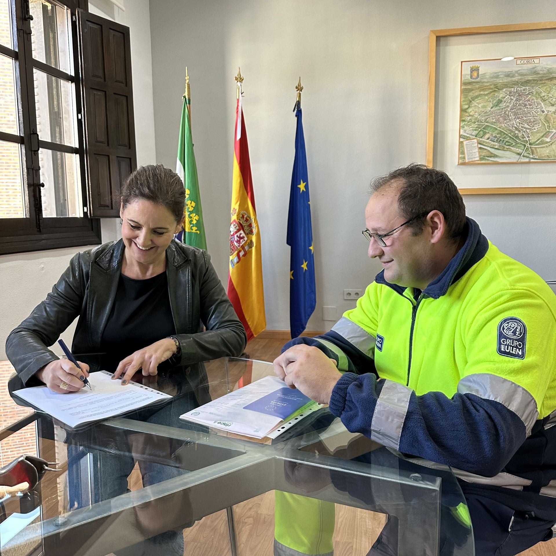 Convenio firmado por la alcaldesa.
