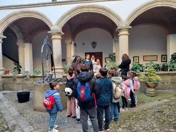 Los alumnos de Calzadilla exploran el patrimonio cultural y religioso de Coria