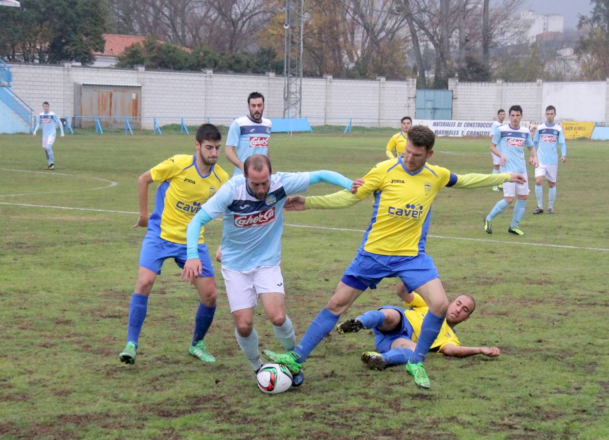 Sergio Alonso luchando por un balón