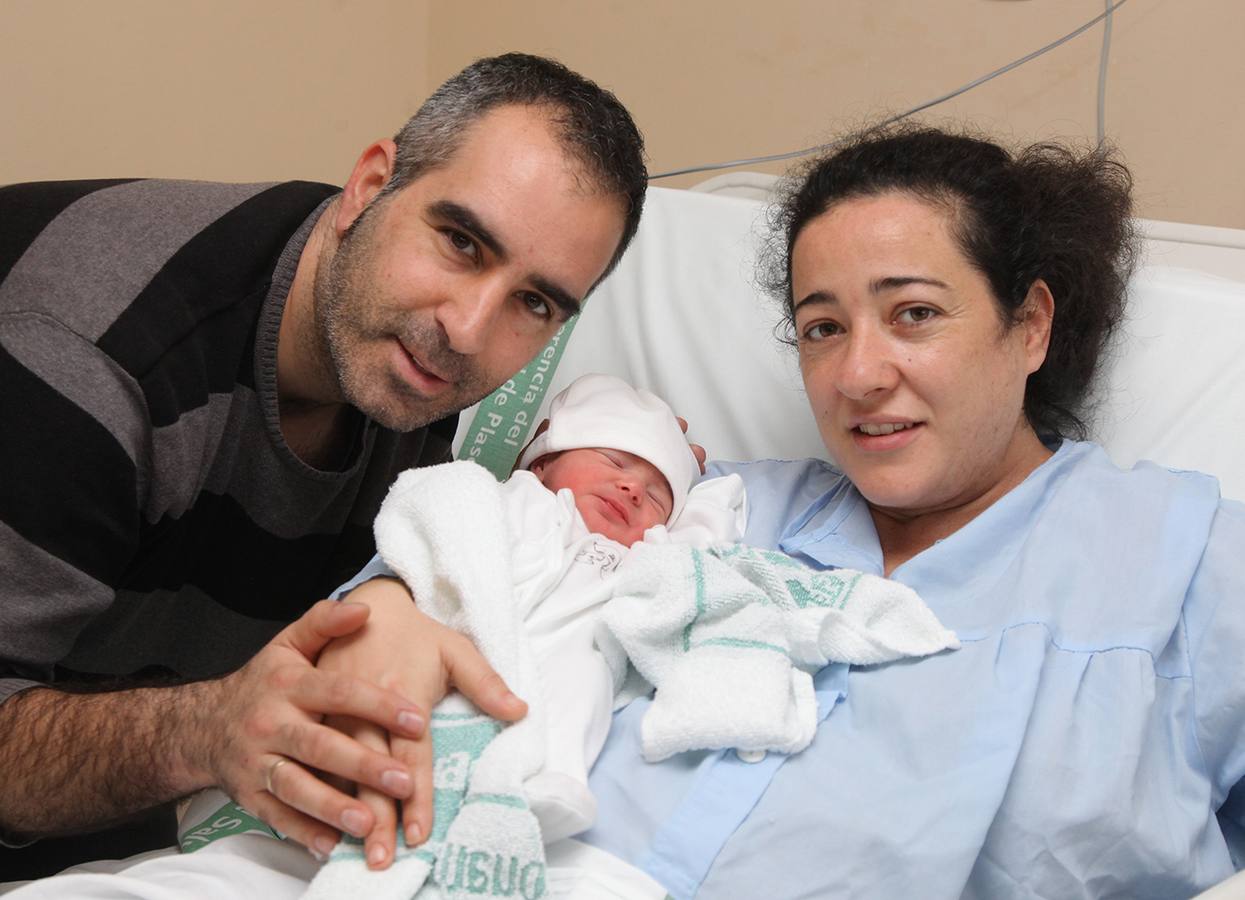 La recién nacida junto a sus padres
