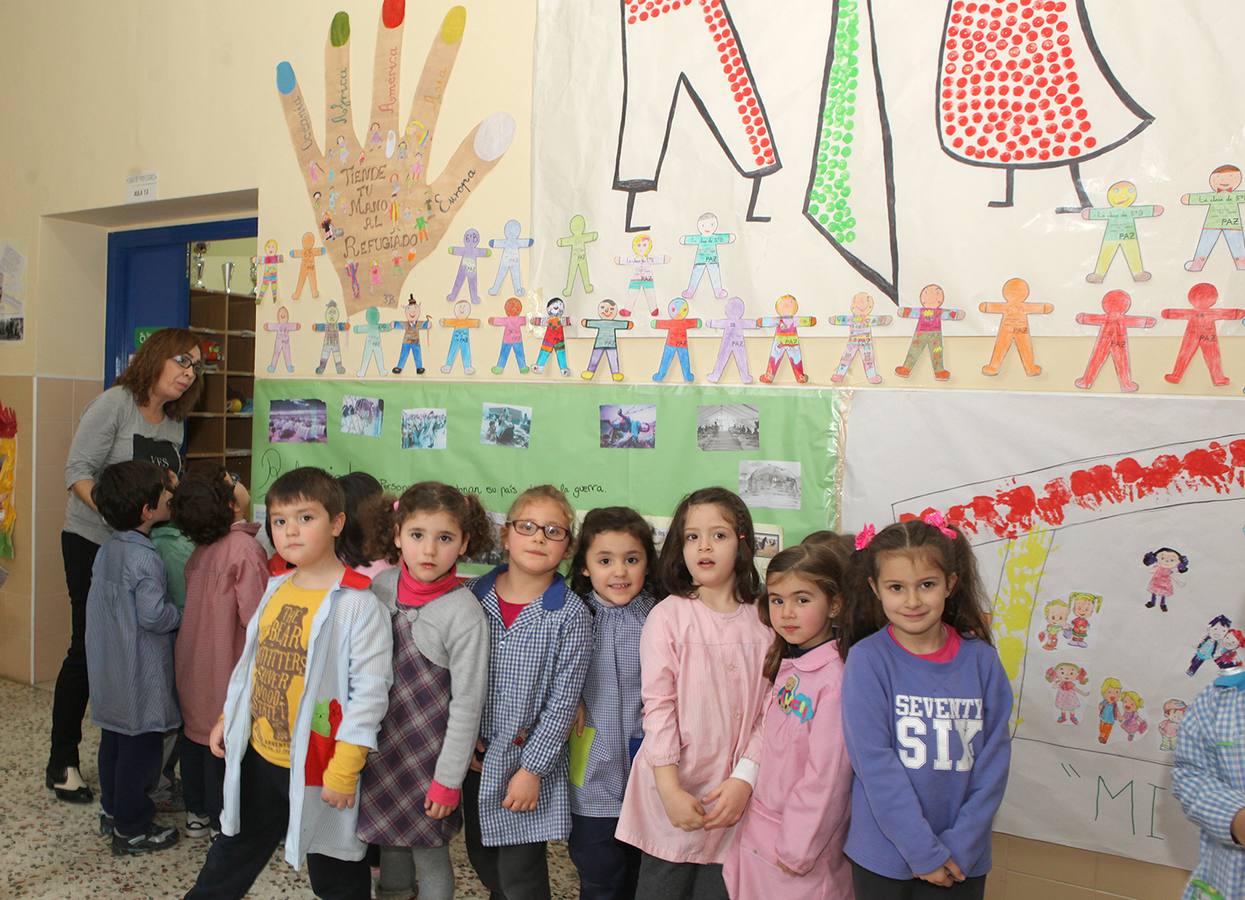 Alumnos del colegio delante del mural