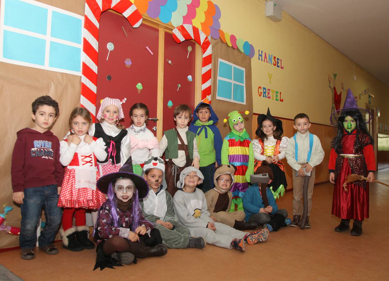 Los pequeños disfrazados de cuento en el colegio